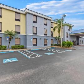 Days Inn & Suites by Wyndham Lakeland, khách sạn ở Lakeland
