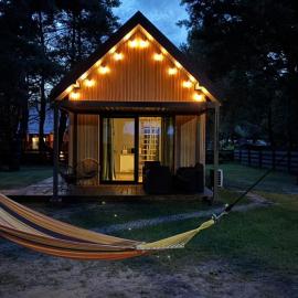 Osada pod Gwiazdami Łasko & SPA - Deluxe, ogrodzony, 150m od stawu z plażą i kajakami, JEZIORA, ognisko, taras, dodatkowa sypialnia, Plaża, KAJAKI, dostępna SAUNA i JACUZZI، فندق في Łasko