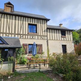 Maison normande au cœur du Bec-Hellouin vue sur l'Abbaye, hotel a Le Bec-Hellouin