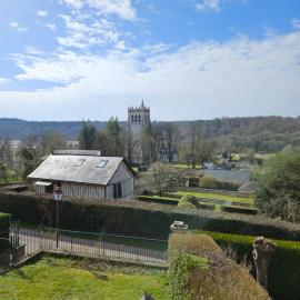 Maison normande au cœur du Bec-Hellouin vue sur l'Abbaye – hotel w mieście Le Bec-Hellouin