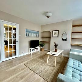 3 Bedroom House with Parking โรงแรมในWest Byfleet