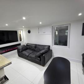 Stylish 6-Bedroom House, Town Centre, Sleeps 14, With Garden