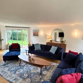 Viesnīca Weybridge Stunning Five Bedroom House With Garden pilsētā Veibridža