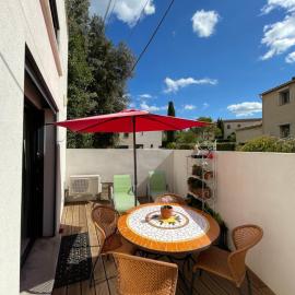 Tiny house avec terrasse privée - Parking - Fibre TV, hotel in Lambesc