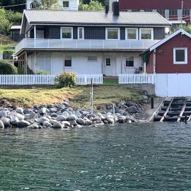 Fantastic house with seafront property in Gryllefjord, hotel u gradu Gryllefjord