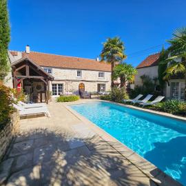 Villa familiale La Finca du champ de l'eau Avec sauna jacuzzi proche de Disney et Paris, hotel in Crécy-la-Chapelle