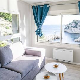 Cabanon, 2 chambres, terrasse et vue mer, Hotel in Le Rove