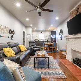 The Good Vibes House in Chickasha, OK!, хотел в Чикаша