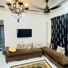 Luxury 2BR Near Icon 36 2 AC, 2 TV & City View، فندق في كراتشي