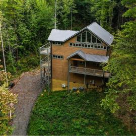 Multi Level Getaway Pool Hot Tub and Fireplace