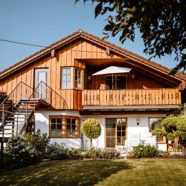 Ferienwohnung König Ludwig - Modernes Design-Apartment für Paare und Genießer am Starnberger See by LIVARIA