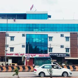 Embassy Grand, hotel di Jāmb