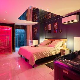 L'Amoria - Suite Romantique moderne avec Jacuzzi & Sauna, Hotel in Seclin