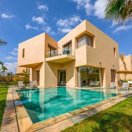 Sumptuous Villa, Heated Pool, 15minutes to City Center, Daily Housekeeping, Private Cook and Chauffeur, Games