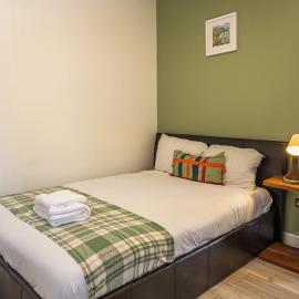 Luxury Five-Bedroom Home with Jacuzzi and Gym - Private One-Bedroom Garden Suite Available Separately, hotel u gradu 'Basildon'