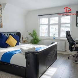 Luxury Five-Bedroom Home with Jacuzzi and Gym - Private One-Bedroom Garden Suite Available Separately, hotel in Basildon