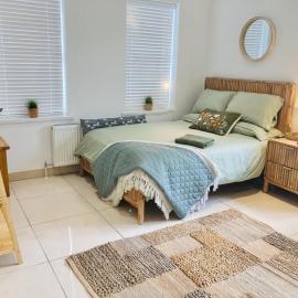 1 Bed Flat - Sleeps 2 - Parking - Garden