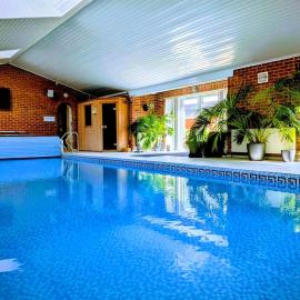 Aberfall Luxury Retreat Indoor Heated Pool Hot Tub Saunas Gym Cinema Grounds, hotel in Goxhill