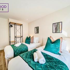 Brand New Town Center, Free Fast WiFi, Balcony By Redwood Stays