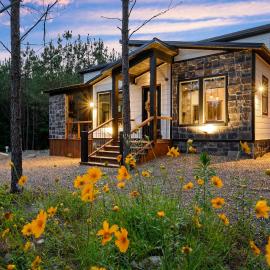 New At Ease Honeymoon Cabin Hot Tub Romantic, hotel v destinácii Broken Bow