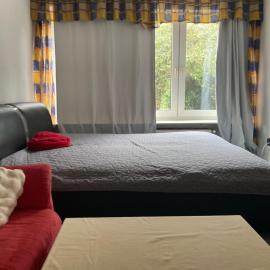 Premium Ruhiges ganzes 90 m Apartment 2 Schlafzimmer große Küche Wohnzimmer