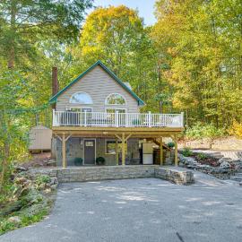 On Baxter Lake: Wooded Retreat Near Trails, Hotel in Farmington