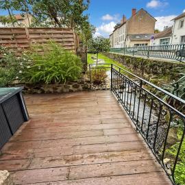Ancien moulin renove, terrasse au bord de l eau, hotel in Aurillac