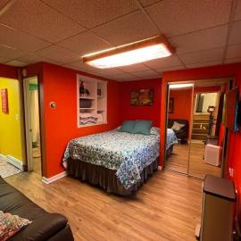 Colorful Studio, near downtown, walk to shopping