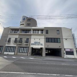 彦根びわこホテル裏のマンション 一室貸し切り50台無料駐車場付き台所あり自転車貸出可 BbQ可 ペット同伴可、彦根市のホテル