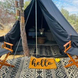 Rocky Ridge Glamping Yosemite, hótel í Coarsegold