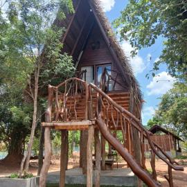 Habarana Chena Hut - Air conditioning Private Cabana with Balcony, hotel in Habarana