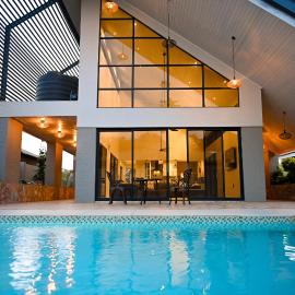 Architect-Designed Home with Pool, hotel di Air Terjun Victoria