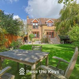 Pass the Keys Spacious Family Home - With Parking Garden