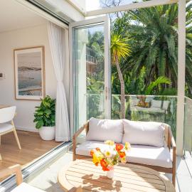 Sunny Beachside Top Floor with Parking