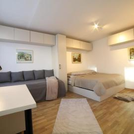 Bright & Cozy! Xbox, Netflix & Disney included, hotel in Kladno