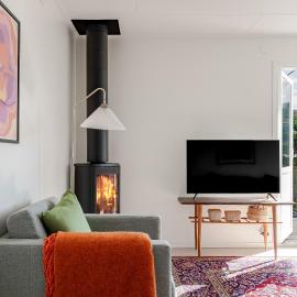 Family home near the ocean, with large patio & BBQ, hotelli kohteessa Skärhamn