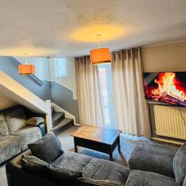 Comfortable Two Bedrooms House DL5 with Garden Parking and Free WiFi