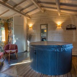 spa privatif intérieur du lodge -la truffe- le bois de la pause-، فندق في Saint-Cybranet