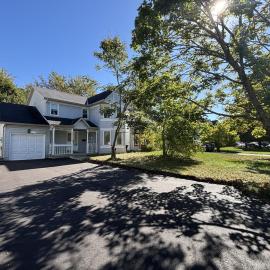 Spacious 2-BR Basement Suite Near Lake Simcoe & Beach Park, hotel en Innisfil