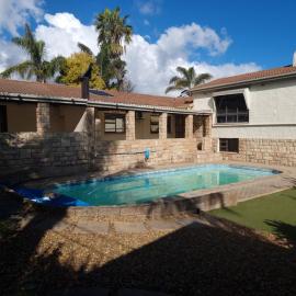 Ojong's Self-Catering Ridgeworth - Bellville, hotel in Tyger Valley