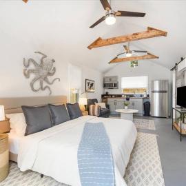 Bradenton में, होटल Luxe King Studio near Anna Maria Island with Private Parking and Beach Gear and WIFI