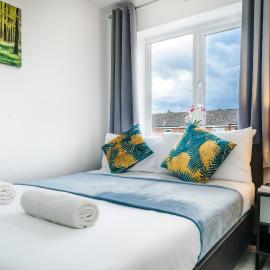 Monmouth House Aylesbury Premier Quality Accommodation For Larger Families Contractors And Professionals Sleeps Up to 6 Guests, Hotel in Buckinghamshire