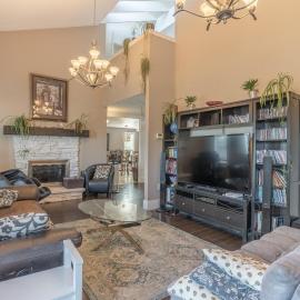 NHP YK B&B - Large Deck- Hot Tub - Massage chair and seasonal swimming pool- Free parking - Pet friendly, Hotel in Yellowknife