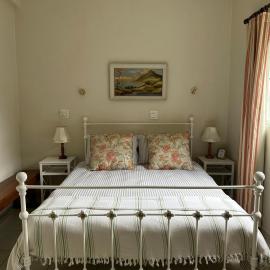 Private Garden Studio Cottage with BBQ 10 min walk to Pennington Beach, hotelli kohteessa Pennington