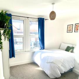 4 bed 2 bath House in medway, hotel i Gillingham