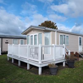 Sea Shore Chalet - Rockley Park، فندق في Lytchett Minster