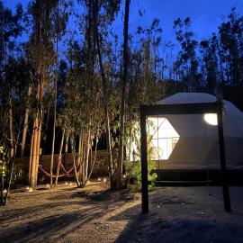 DOMO de Lujo con Tinaja en el Bosque de Tunquen, hotelli kohteessa Algarrobo