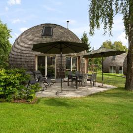 Kugelhaus Kia - Modernes Kugelhaus mit klarer Linie und Naturbezug am Tollensesee