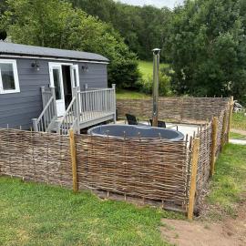 Cosy Hut Immersed in Nature with Private Hot Tub โรงแรมในLindridge