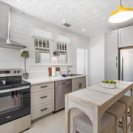 Bright 2BR Bradenton Beach Bungalow with Parking and Washer and Dryer, hotel a Bradenton